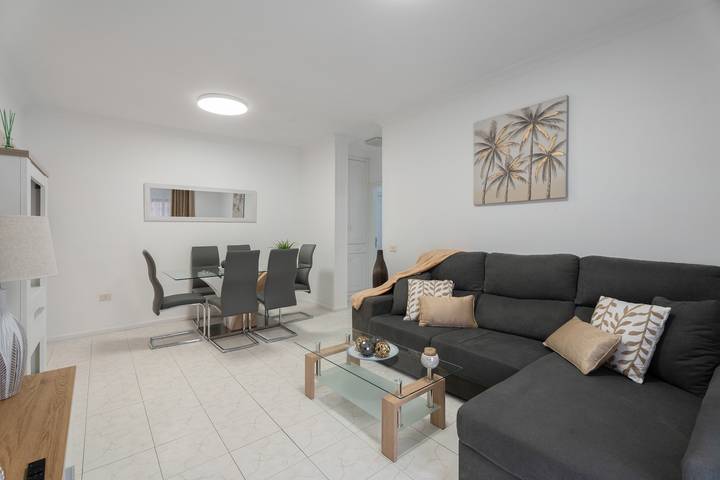 Apartamento entero, Vacaciones 'Bonjour' con vistas al mar, balcón y Wi-Fi in Playa La Hornilla (Candelaria), Candelaria