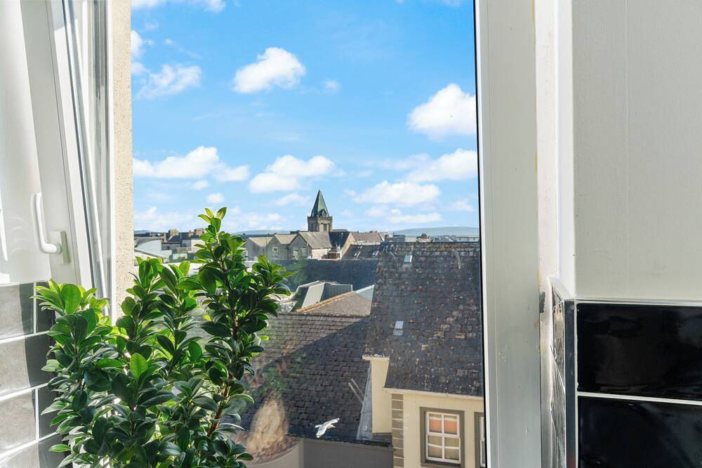 Entire apartment, Heart of Galway City Centre 4 Bedrooms Stunning View of Galway Bay in St Nicholas, Galway