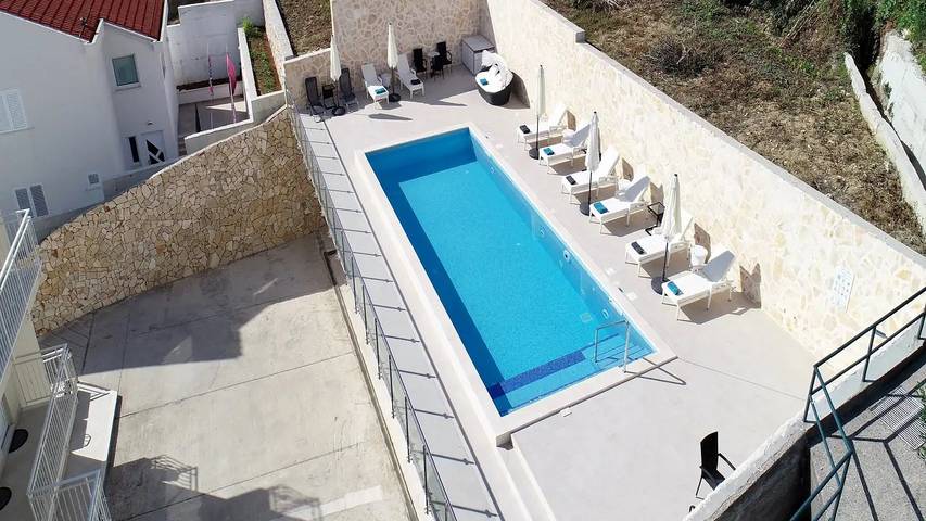 Ferienwohnung für 2 Personen, mit Terrasse und Pool in Plat