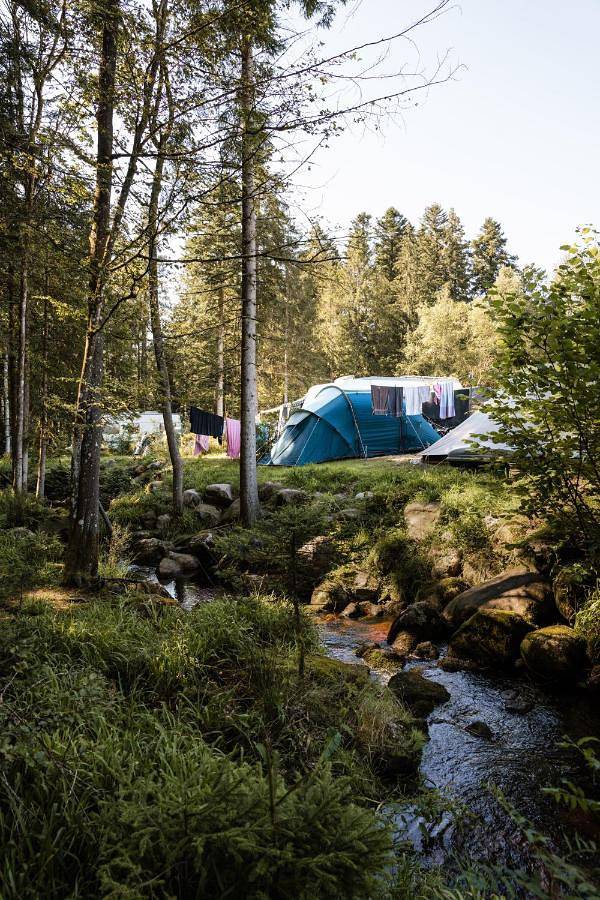 Camping pour 4 personnes, avec Terrasse et Bassin pour enfant ainsi que Piscine et Vue
