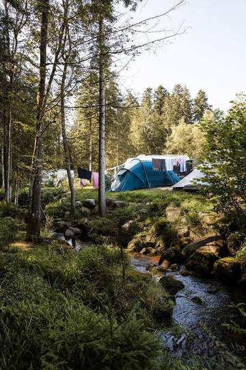 Camping pour 4 personnes, avec terrasse et piscine ainsi que vue et bassin pour enfant, adapté aux familles dans les Vosges