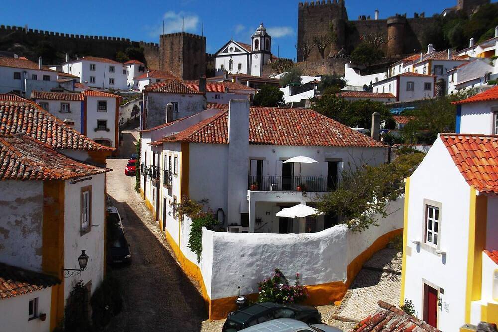 Óbidos Huis met tuin binnen de kasteelmuur in Óbidos, Leiria District