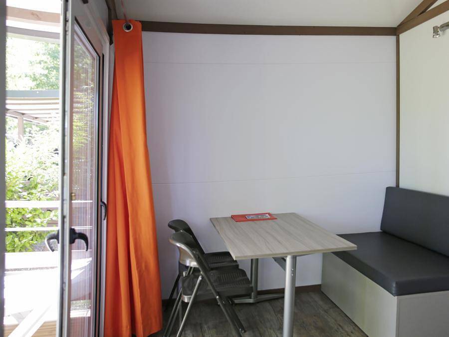 Flower Camping Le Plan d'eau - Chalet 4 personen - Confort Vaia 27m² 2 kamers - Overdekt terras in Saint-Privat (Ardèche), Ardèche