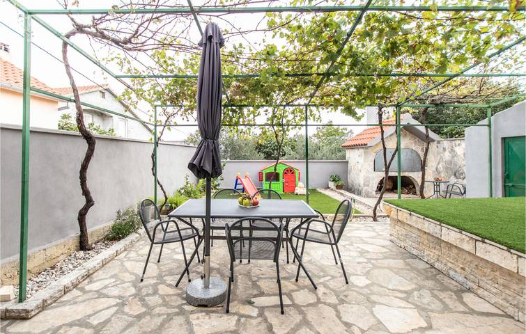 Gemütliche Ferienwohnung mit Meerblick, Terrasse, WLAN und Küche – 1 km von der Küste entfernt in Pridraga, Donji Karin