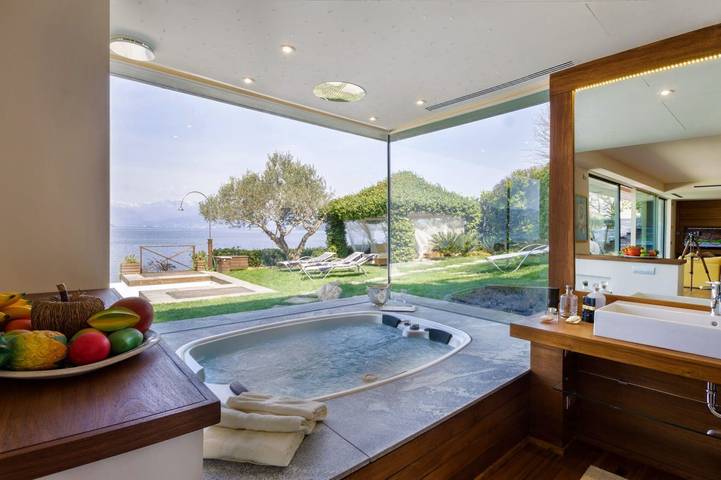 Ferienhaus für 8 Personen, mit Balkon und Whirlpool sowie Terrasse und Garten