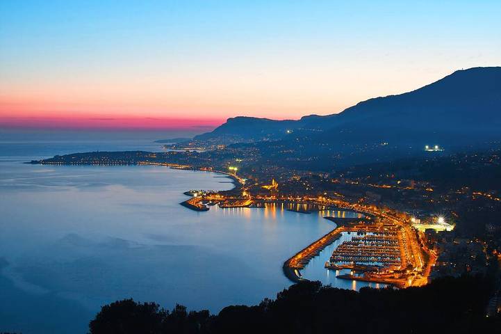 Location de vacances pour 4 personnes, avec balcon et jardin à Grimaldi