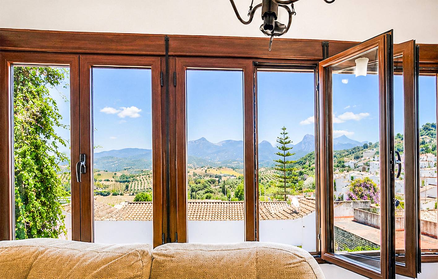 Encantador apartamento de 2 dormitorios con piscina, wifi, cerca del centro de la ciudad y de los restaurantes in Prado del Rey, Pueblos Blancos