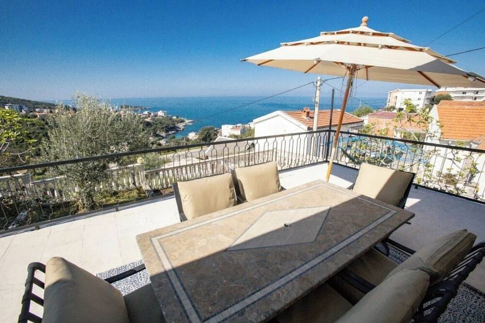 Charming 2-bedroom house in ocean views in Utjeha in Opština Ulcinj