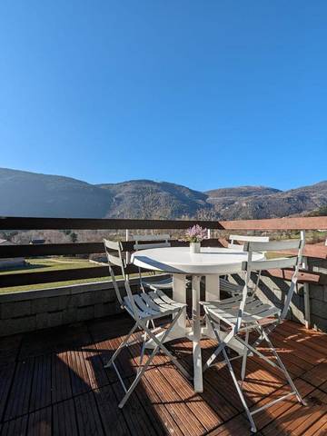 Gîte pour 6 personnes, avec terrasse et vue à Ispagnac