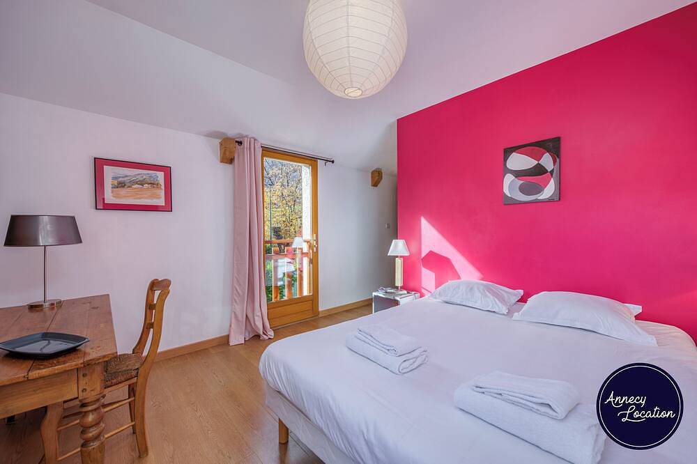 Appartement entier, À seulement 2 km du lac d’Annecy et du charmant village de Menthon-Saint-Bernard, L’Écrin de Bluffy vous accueille dans un cadre paisible entre lac et montagnes. in Menthon-Saint-Bernard, Région d'Annecy