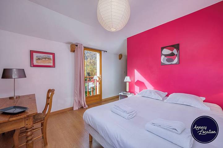 Ganze Wohnung, Just 2 km from Lake Annecy and the lovely village of Menthon-Saint-Bernard, L’Écrin de Bluffy welcomes you to a peaceful setting between lake and mountains. in Menthon-Saint-Bernard, Annecy und Umgebung