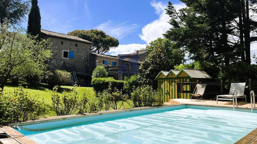 Maison d’hôte pour 4 personnes, avec vue et piscine ainsi que sauna et jardin, adapté aux familles à Chomérac