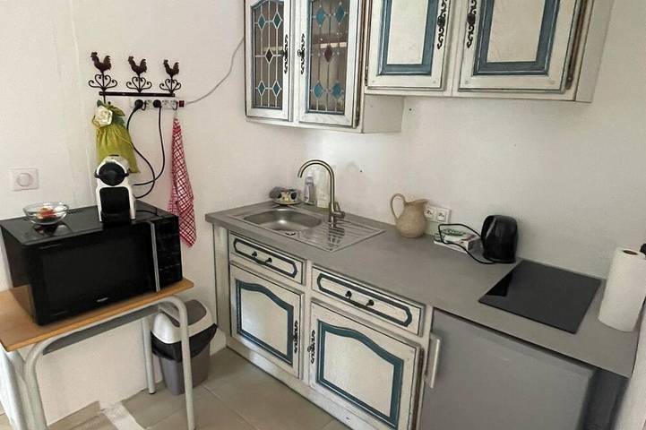 Detached studio with a courtyard and parking space in Entraigues-sur-la-Sorgue, Vaucluse
