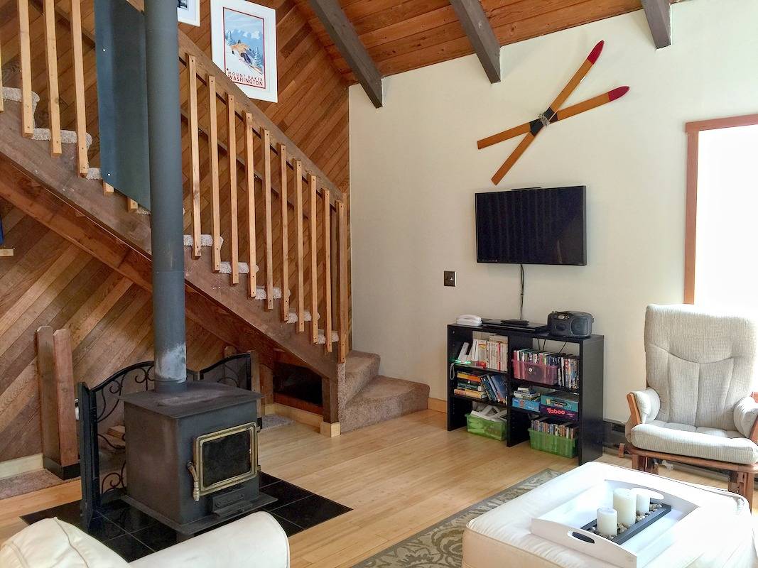 Cabin 99 is a Charming Cabin with a hot tub and Pet Friendly in Glacier, Mount Baker-Snoqualmie National Forest