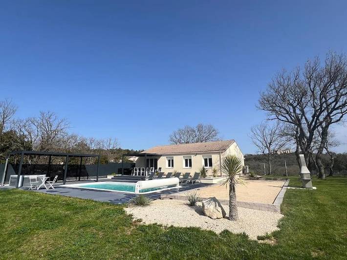 Location de vacances pour 9 personnes, avec Jacuzzi et Terrasse ainsi que Jardin et Piscine à Roussas