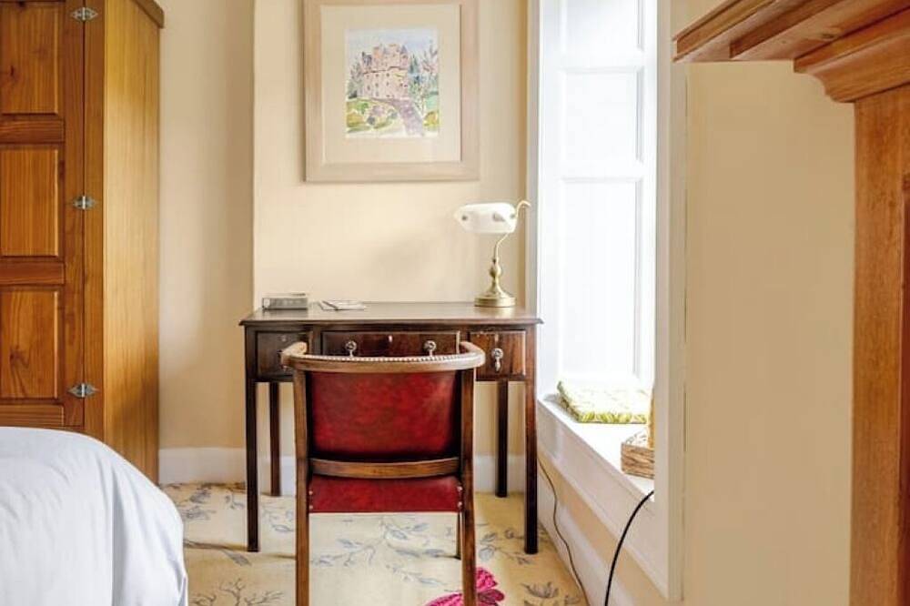 The Lake Room 40 mins Edinburgh, 10 mins Loch Leven, 25 mins Sterling Castle in Perthshire