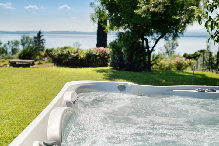 Villa 'Con Vista Mozzafiato Sul Lago' con vista lago, Wi-Fi e aria condizionata in Cisano, Bardolino
