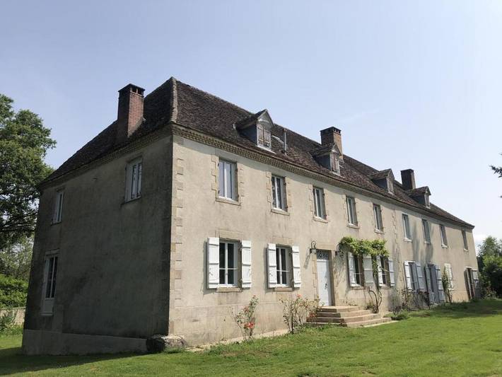 Location de vacances pour 7 personnes, avec terrasse et piscine à La Porcherie