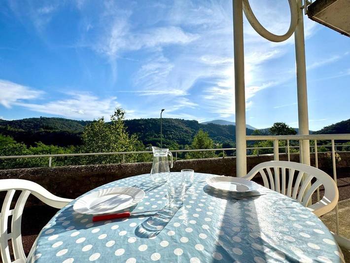 Gîte pour 2 personnes, avec vue et balcon dans Neyrac les Bains