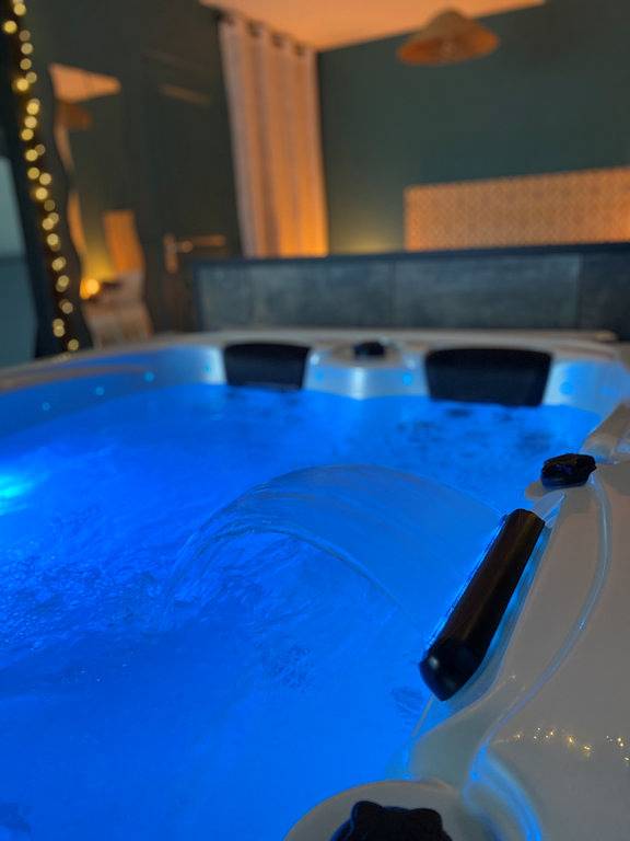 Gîte pour 2 personnes, avec jacuzzi et jardin