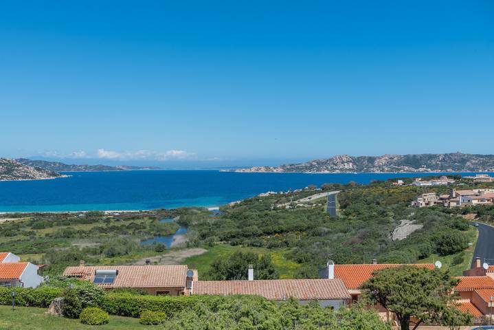 Appartamento intero, Appartamento vacanze Orizzonte Rosso vicino alla spiaggia con vista mare e terrazza in Palau (villaggio), Palau (Sardegna)