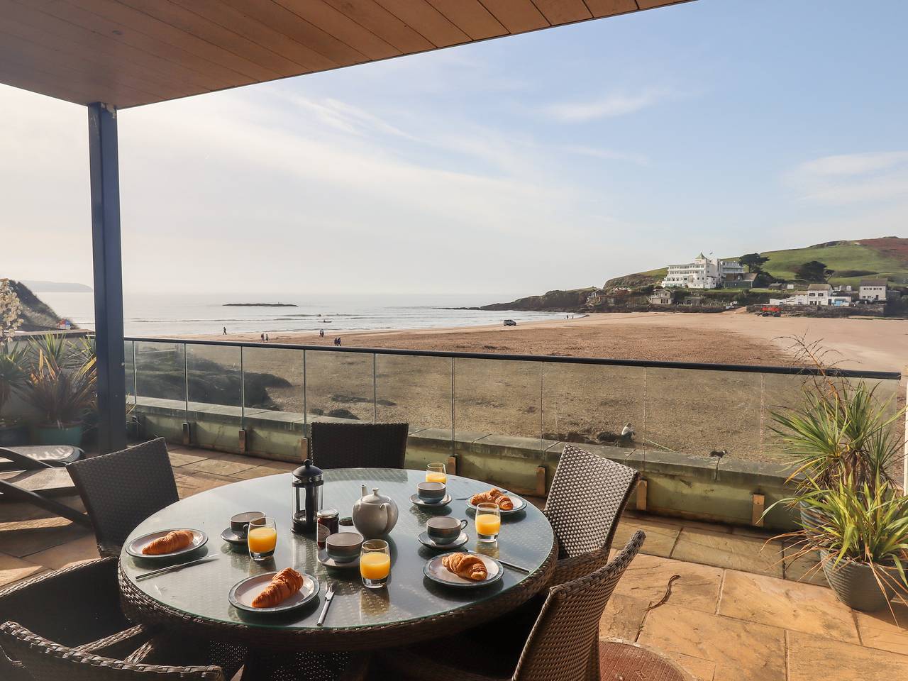 Entire apartment, 4 Burgh Island Causeway in Bigbury-on-Sea, Bigbury on Sea