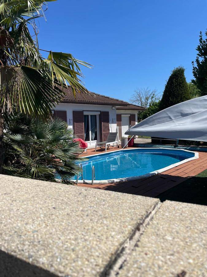 Gîte pour 2 personnes, avec Terrasse ainsi que Jardin et Piscine à Saint-Symphorien-d'Ozon