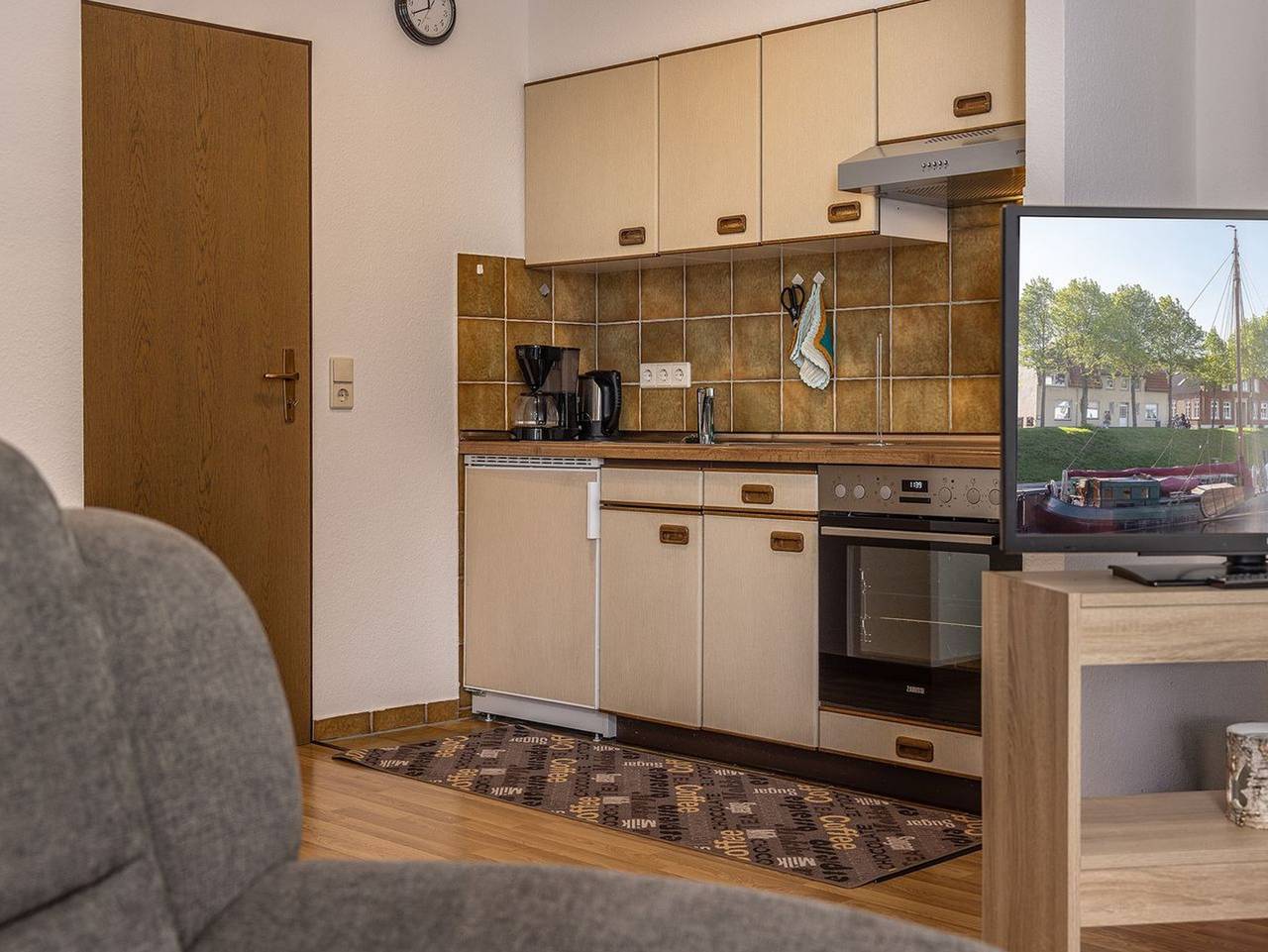 Ganze Ferienwohnung, Ferienwohnung 50063 - Erholsam und wohnlich: Die gemütliche Erdgeschoss-Wohnung bietet alles, was 4 bis 5 Personen für ein paar entspannte Tage brauchen. Durch die Strandnähe -nur ca. 300m- steht einem abendlichen Spaziergang am Wasser nichts mehr im Wege. in Carolinensiel-Harlesiel, Wittmund