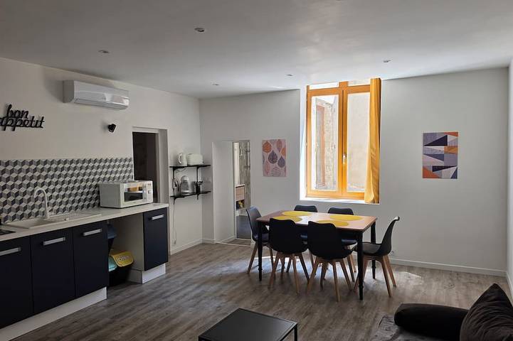 Appartement entier, Appartement de charme avec cour au calme in Gignac, Côte méditerranéenne (France)