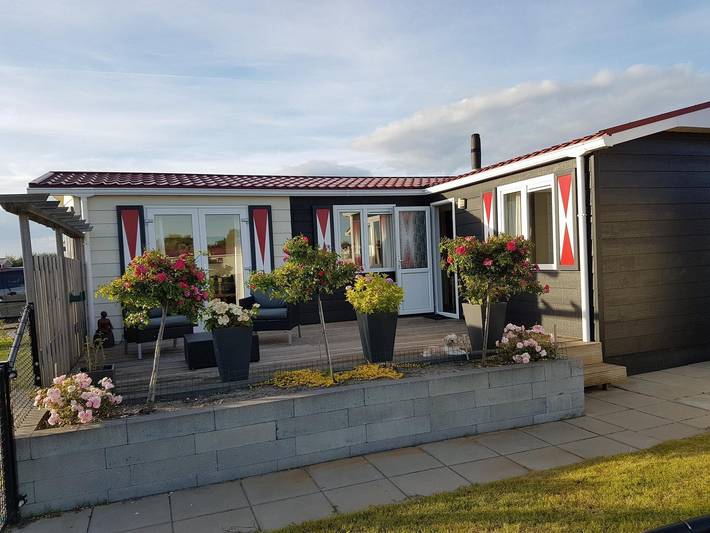 Chalet für 4 Personen, mit Balkon/Terrasse und Terrasse in Serooskerke
