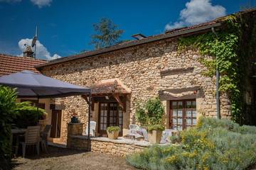 Gîte pour 6 personnes, avec jardin ainsi que piscine et terrasse à Prats-du-Périgord