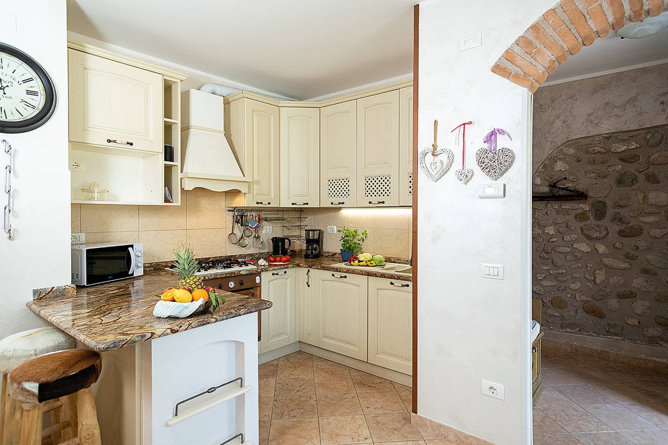 Regarda – rustico Petra a Bardolino, 3 camere, 2 bagni, giardino e wifi in Bardolino, Prealpi Gardesane