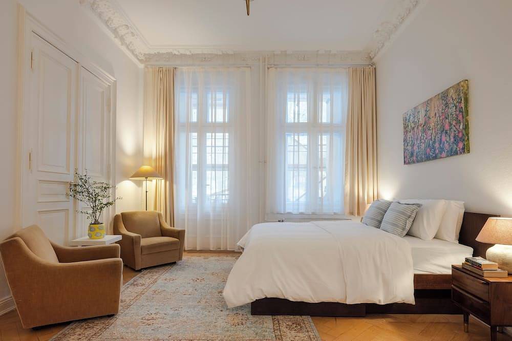 Ganze Wohnung, Ku’Damm-Savignyplatz/Charming Old Home/5-10 ppl/Fam.Friendly/Wifi in Charlottenburg Berlin, Berlin