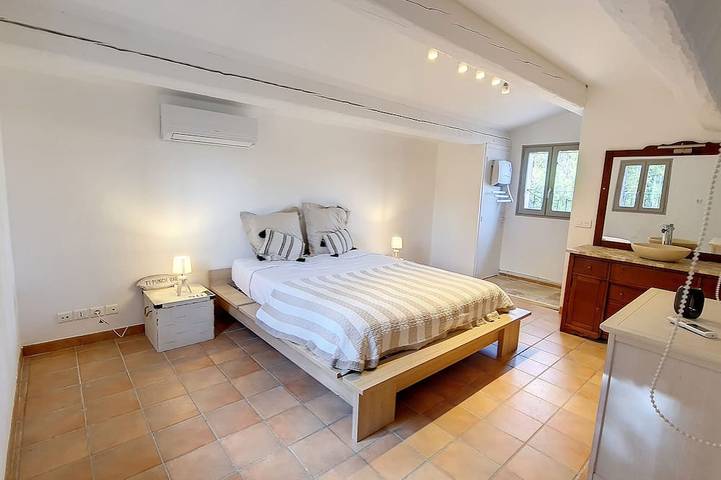 Provencal villa sleeps 8, magnificent unobstructed view with heated pool in Salernes, Draguignan region