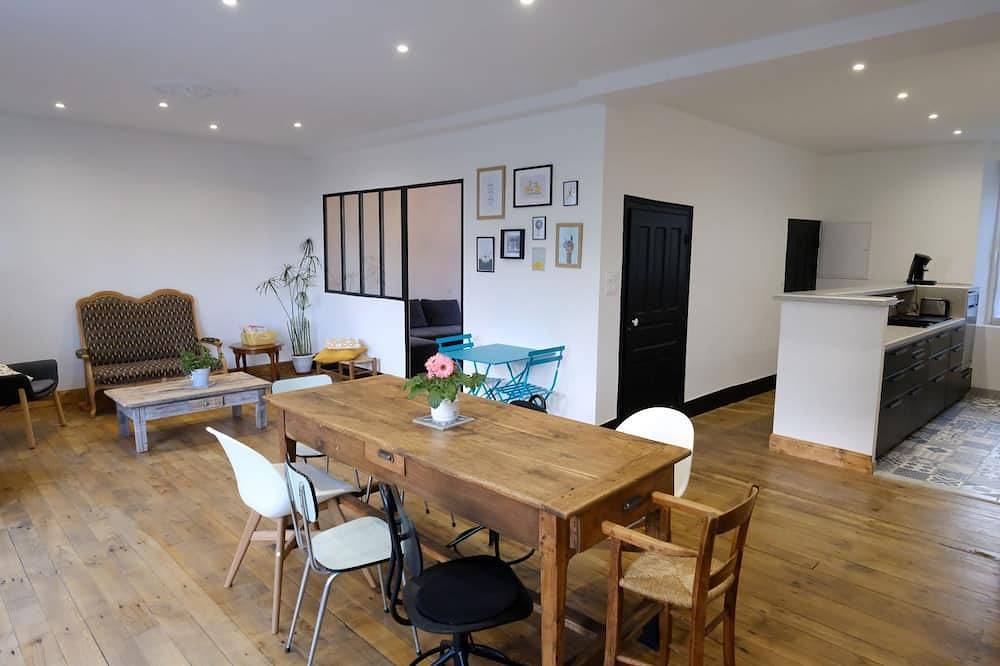 Gîte meublé \"La Maison d'à côté\" avec piscine sur terrain de 2500m² in Naucelle, Aveyron