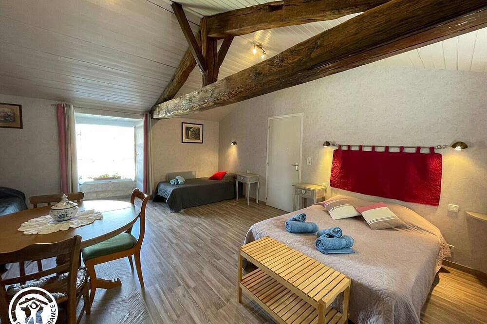 Gîte en cité médiévale de Vouvant avec parking privatif, 4 chambres in Vouvant, Fontenay-le-Comte