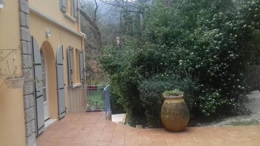 Location de vacances pour 8 personnes, avec piscine ainsi que jardin et terrasse à Le Revest-les-Eaux - 2