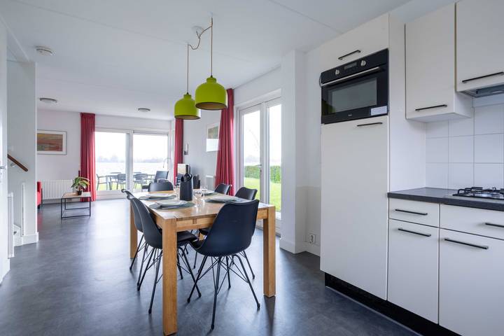 Komfortables Haus für 6 Personen mit privatem Bootssteg und freiem Blick auf den See in Friesland