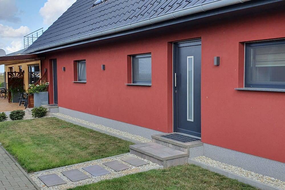 Ganze Wohnung, Ruhig gelegenes Apartment mit Terrasse und Blick aufs Wasser in Zudar, Garz/Rügen