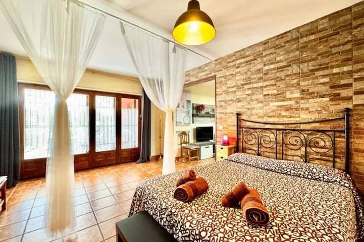 Pedriza-la casa de Galapagar, charming lodging, terrace and garden view in Galapagar, Área Metropolitana de Madrid