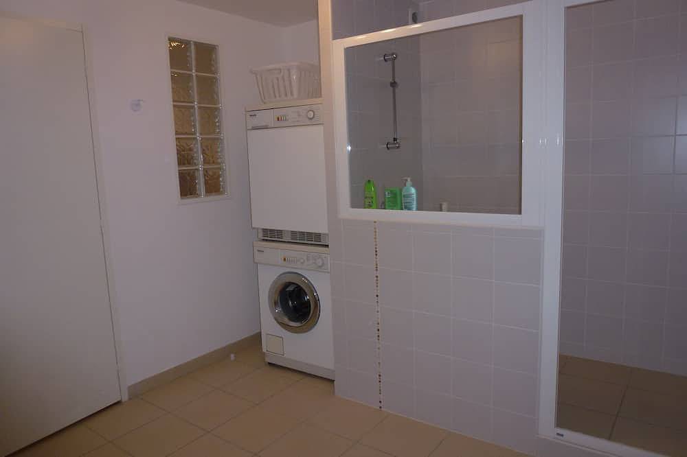 Appartement entier, Appartement dans Chalet, 150 m d'un lac naturel, grand jardin, très calme. in La Roche-de-Rame, Parc national des Écrins