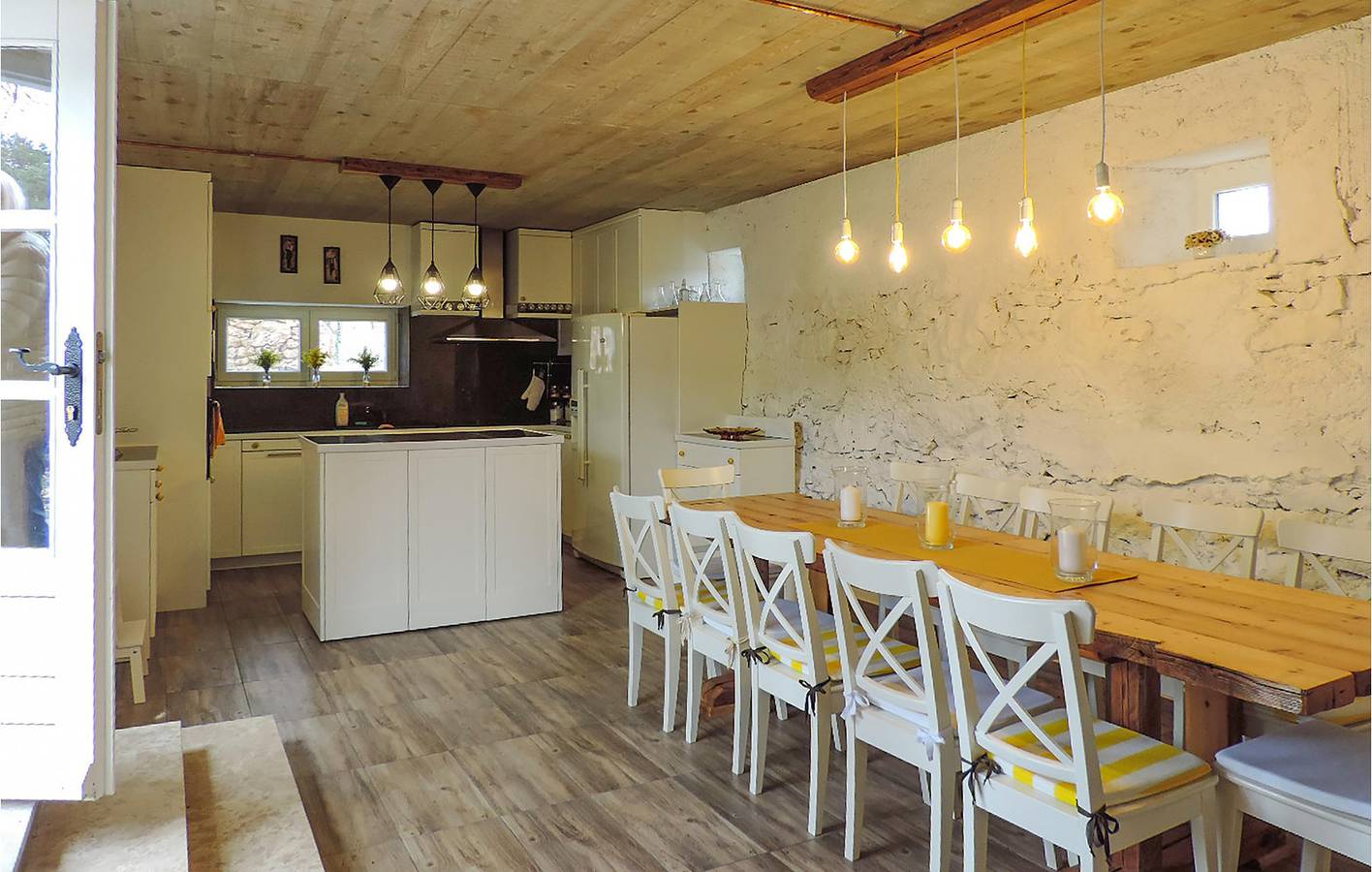 Incantevole appartamento con 2 camere da letto, terrazza, Wi-Fi e parcheggio vicino a Kastel Pineta in Istria