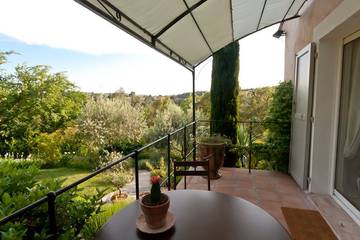Gîte pour 3 personnes, avec terrasse ainsi que piscine et jardin à Biot