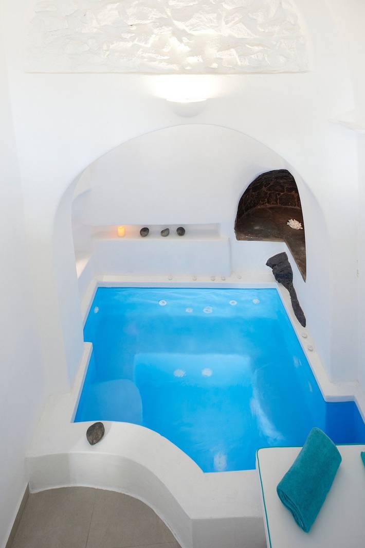 Villa for 6 people, with ocean view in Santorini