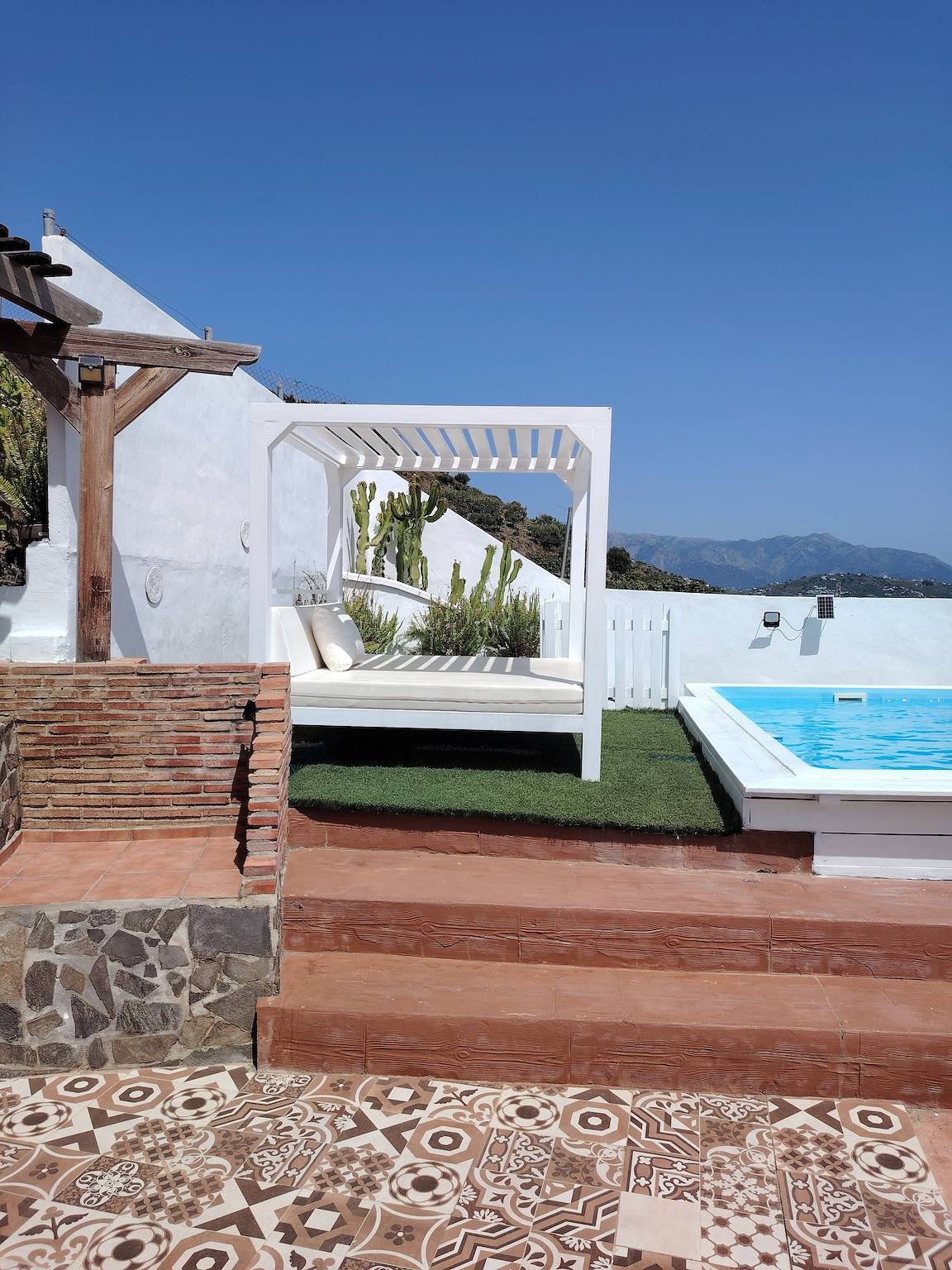 Villa 'Javier' with Sea Views, Private Pool, and Balinese Bed in Torrox Pueblo, Torrox