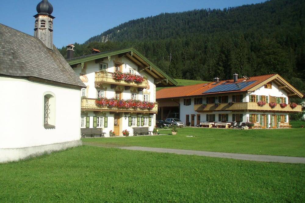 Ganze Wohnung, Neu erbaute konfortable Ferienwohnung mit Wellnessbereich in Jachenau, Walchensee