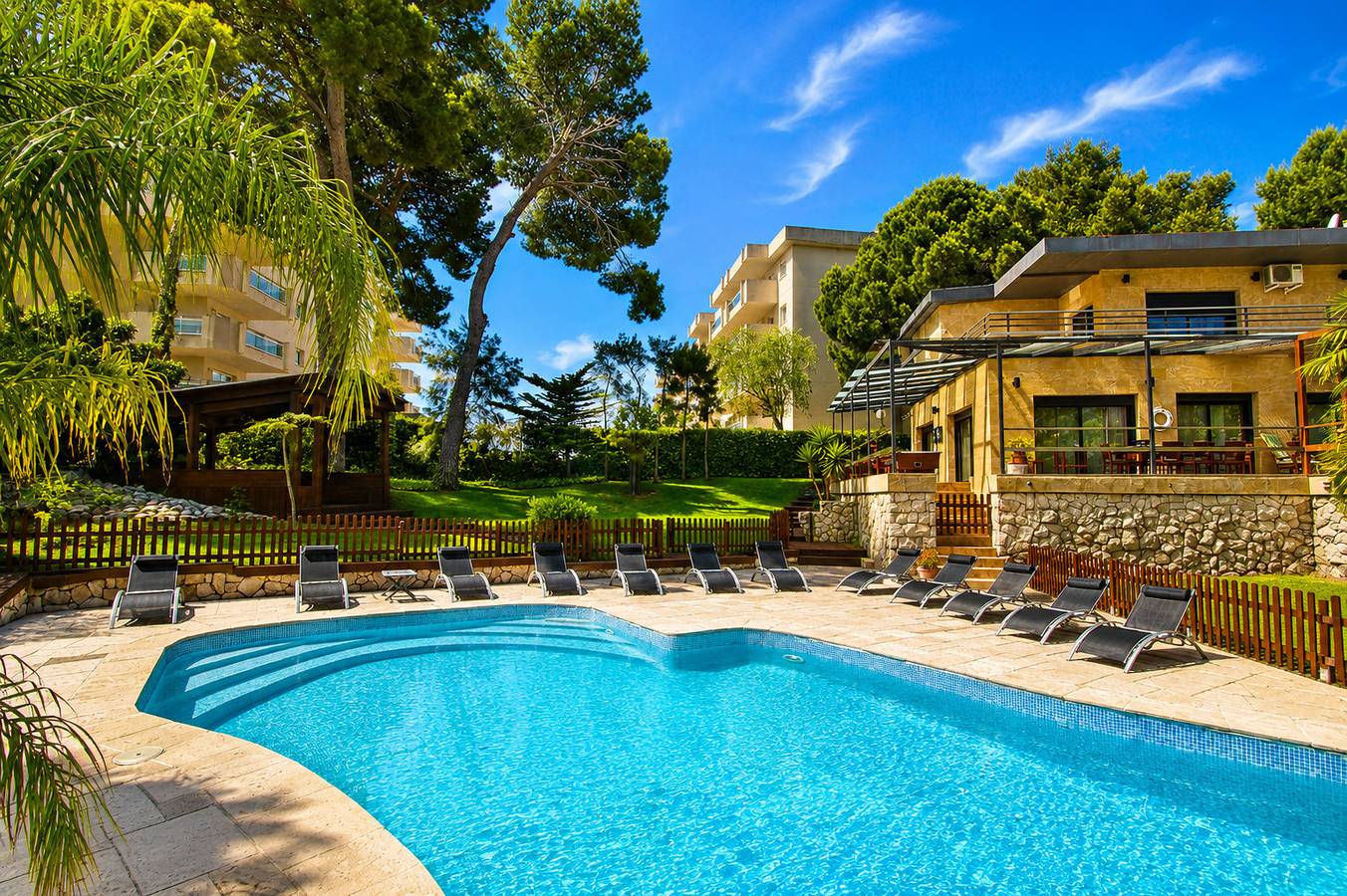 Piscina privada entre pinos mediterráneos in Cap Salou, Salou