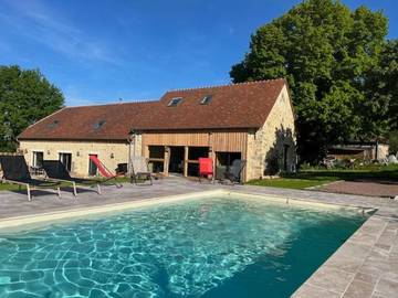 Gîte pour 15 personnes, avec jardin et piscine ainsi que terrasse et jacuzzi à Coulaines