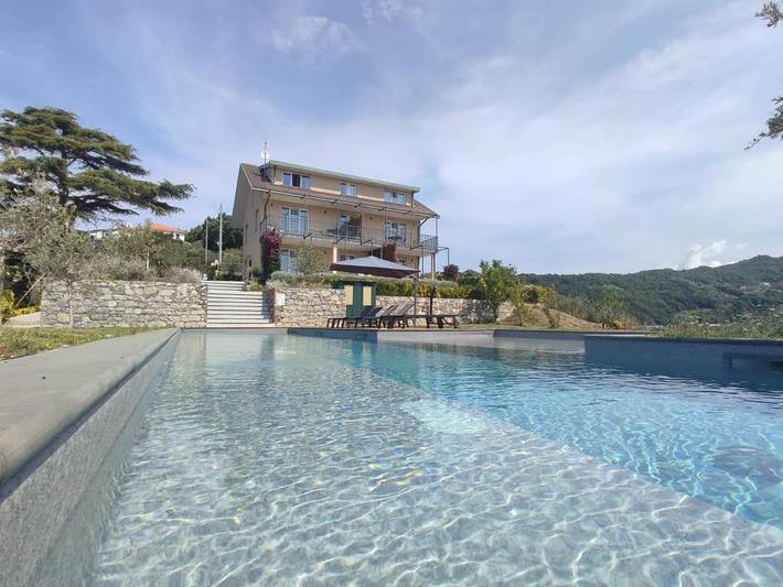 Ferienwohnung für 4 Personen, mit Terrasse und Garten sowie Pool und Ausblick