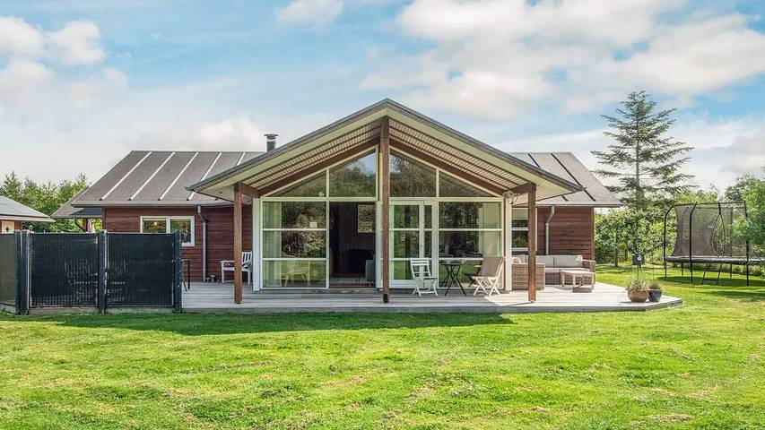 Ferienhaus für 9 Personen, mit Terrasse und Whirlpool sowie Sauna in Djursland